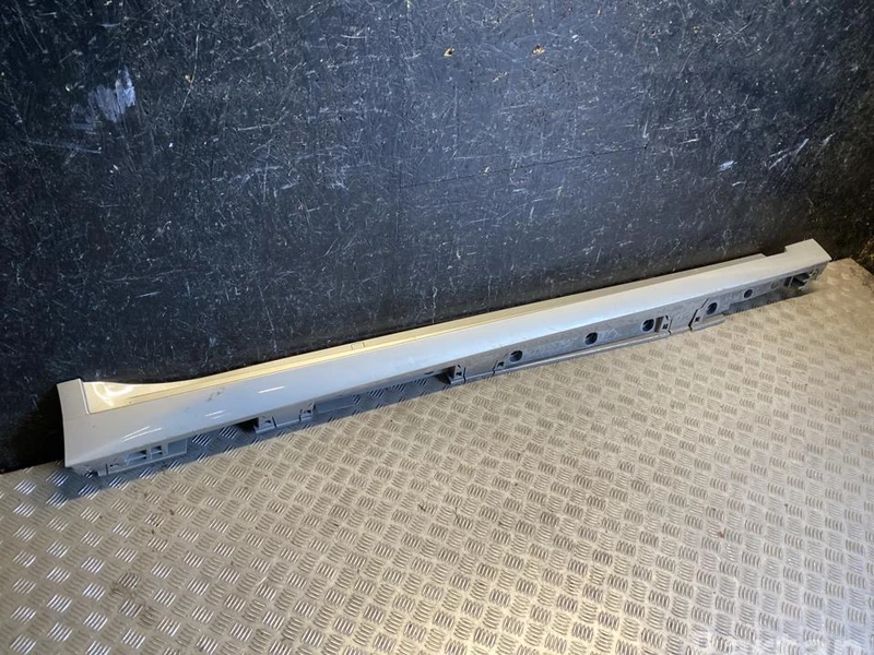 Side member trim 7585033170 Lexus ES VII XZ10 2024 - €150