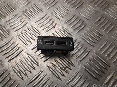 Mercedes-Benz A 447 820 09 02 / A4478200902 VITO Tourer (W447) 2022 Périphérique d'entrée USB - Image 1