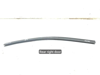 Bentley 36A839479, 36A839480 BENTAYGA 2017 Уплотнитель шахты стекла сзади справа - Изображение 1