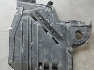 BMW 5A341C2 1 (F70) 2025 Osłona dolna silnika prawa strona Zbiornik paliwa