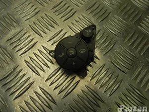 Mercedes-Benz A 204 821 00 51 / A2048210051 E-CLASS Coupe (C207) 2010 Bouton multifonction pour volant