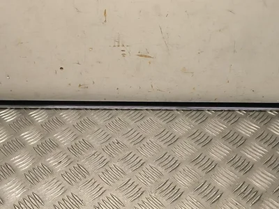 BMW 51 21 7 057 436 / 51217057436 5 (E60) 2008 Pokrywa ramy okna z przodu - Zdjęcie 1