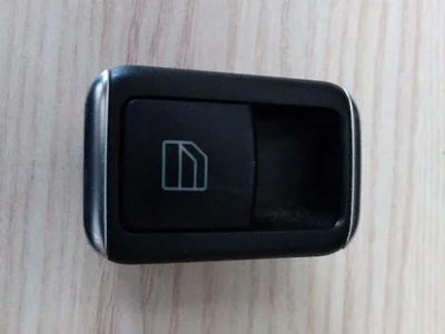 Mercedes-Benz A 204 905 55 02 / A2049055502 C-CLASS (W204) 2010 Bouton de lève-vitre - Image 1