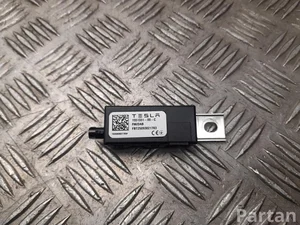 Tesla 1551331-00-C / 155133100C MODEL 3 2025 Wzmacniacz antenowy