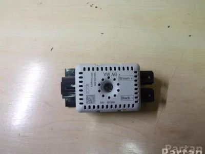 Volkswagen 5Q0 035 570 / 5Q0035570 GOLF VII (5G1, BQ1, BE1, BE2) 2014 Amplificateur d'antenne - Image 1