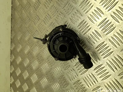 Mercedes-Benz A0005002586 E-CLASS (W213) 2019 Pompe à eau supplémentaire - Image 1