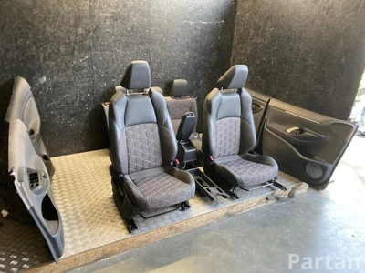 Toyota Yaris Cross XP210 2022 Sitze komplett Türverkleidung Armlehne  - Bild 1