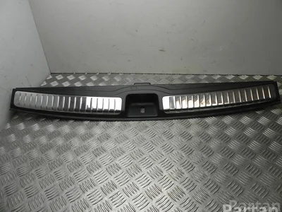 Mercedes-Benz A 167 690 02 00 / A1676900200 GLE (W167) (2019 ...) 2019 Couvercle pour porte-cadenas - Image 1