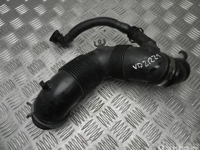 Volkswagen 03C 129 654 M / 03C129654M PASSAT (362) 2013 Prise d'air / Conduit d'air d'admission - Image 1