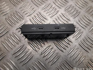 Audi 89A 035 736 / 89A035736 Q4 e-tron F4B 2024 Périphérique d'entrée USB