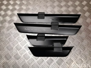 Tesla 1763667-00, 1763670-00, 1763676-00, 1763673-00 / 176366700, 176367000, 176367600, 176367300 MODEL 3 2024 Durų slenksčio apdaila komplektas