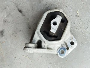 RAM 1500 CLASSIC Crew Cab Pickup (DS) 2020 Zawieszenie silnika z lewej