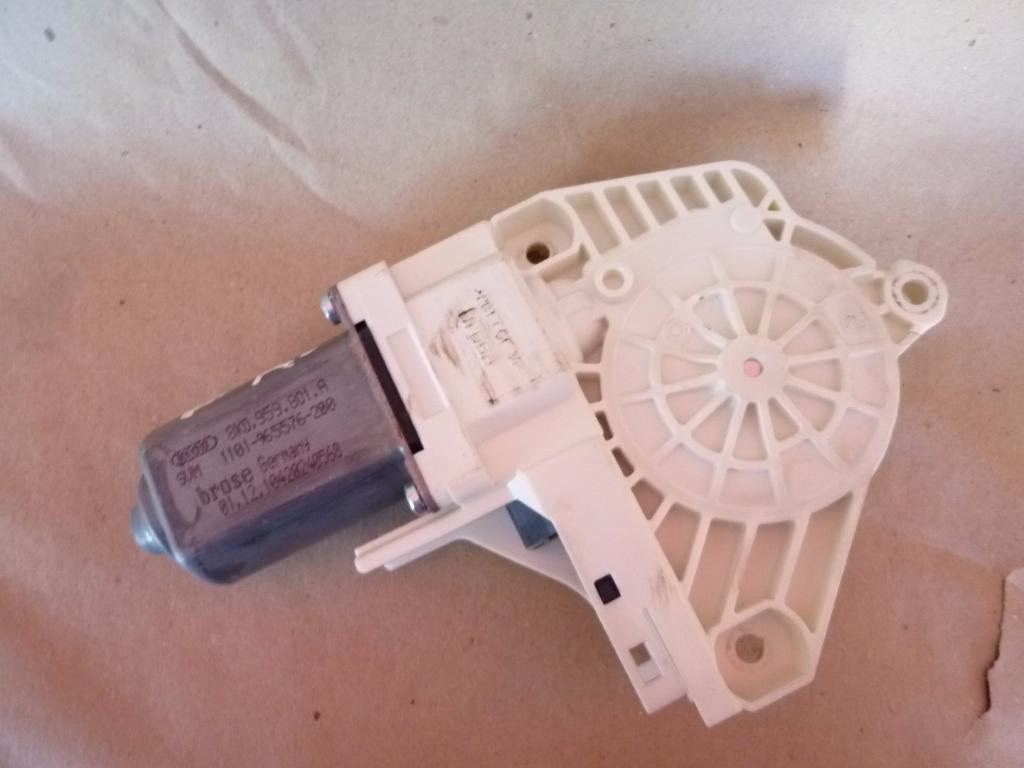 SKODA Superb 2 generation (2008-2015) Front Left Door Window Regulator Motor 8K0959801A 23153646