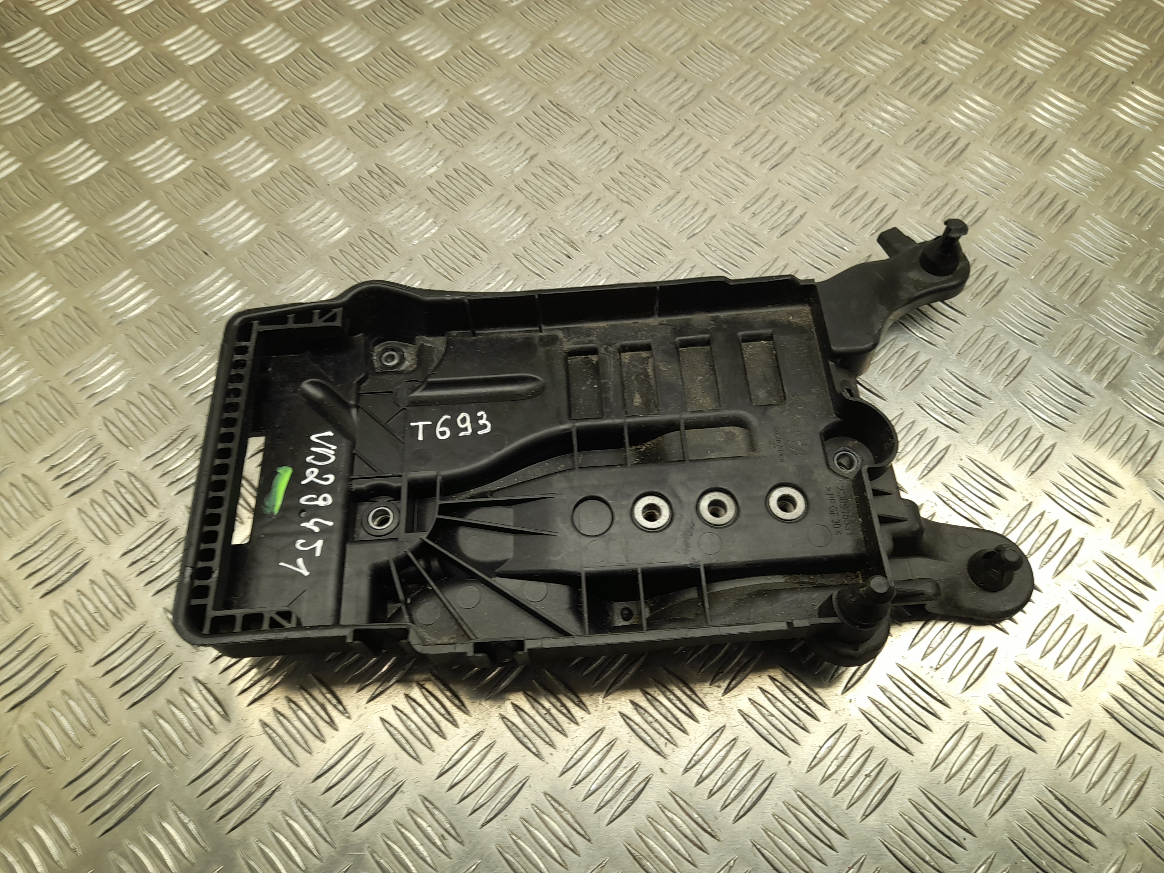 VOLKSWAGEN Polo 6 generation (2017-2024) Battery Pad 2Q0915331 23491877