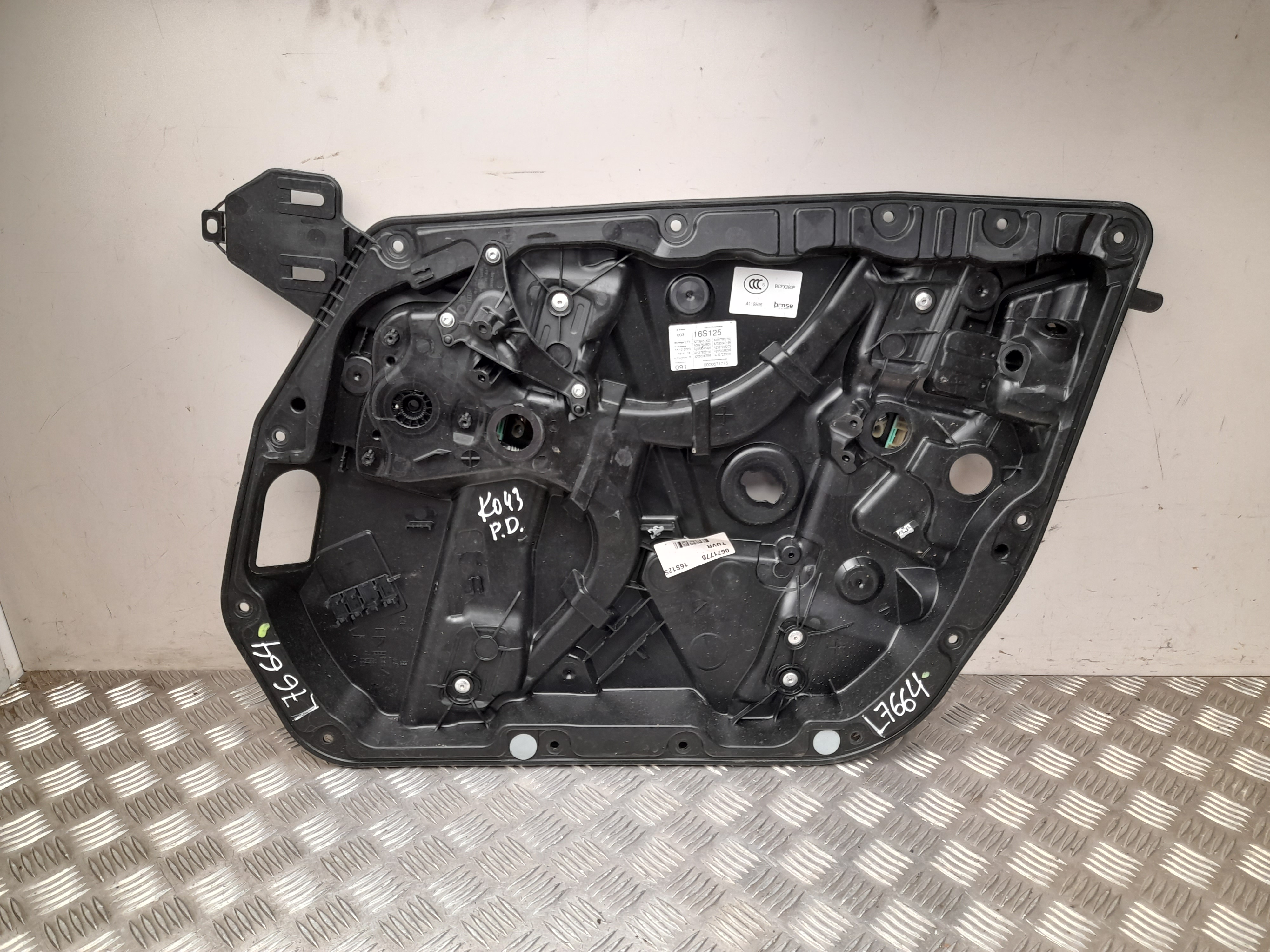 MERCEDES-BENZ EQC 1 generation (2018-2023) Front Right Door Window Regulator A2050047499, A2537600100, A2050047699 24981163