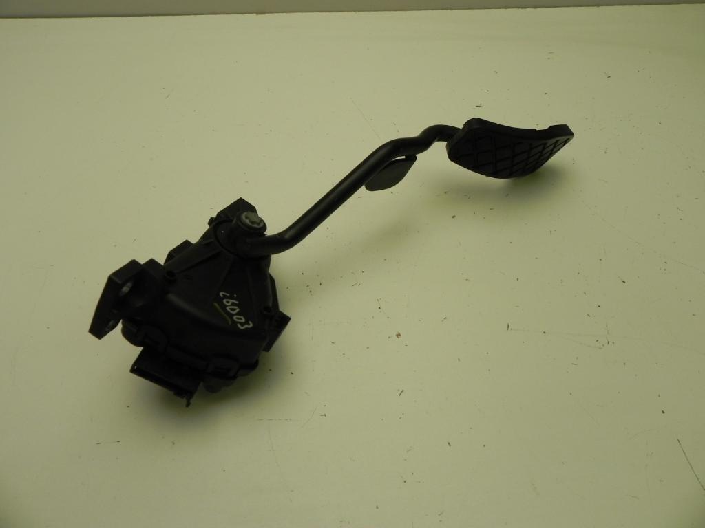 AUDI A4 B7/8E (2004-2008) Akseleratoriaus (gazo) pedalas 8E2721523J 23176238