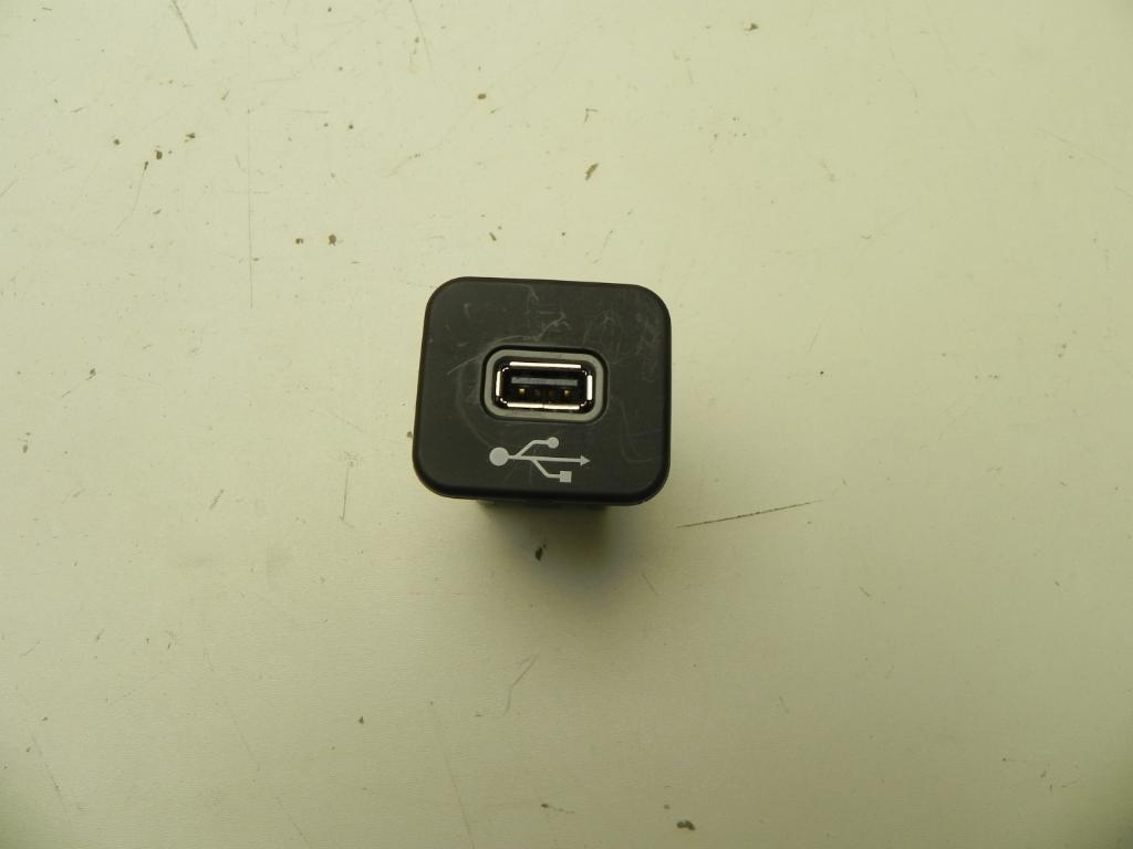 FIAT 500X 1 generation (2014-2024) Muzikos grotuvo papildomos jungtys (AUX/USB) 735600659 23177553