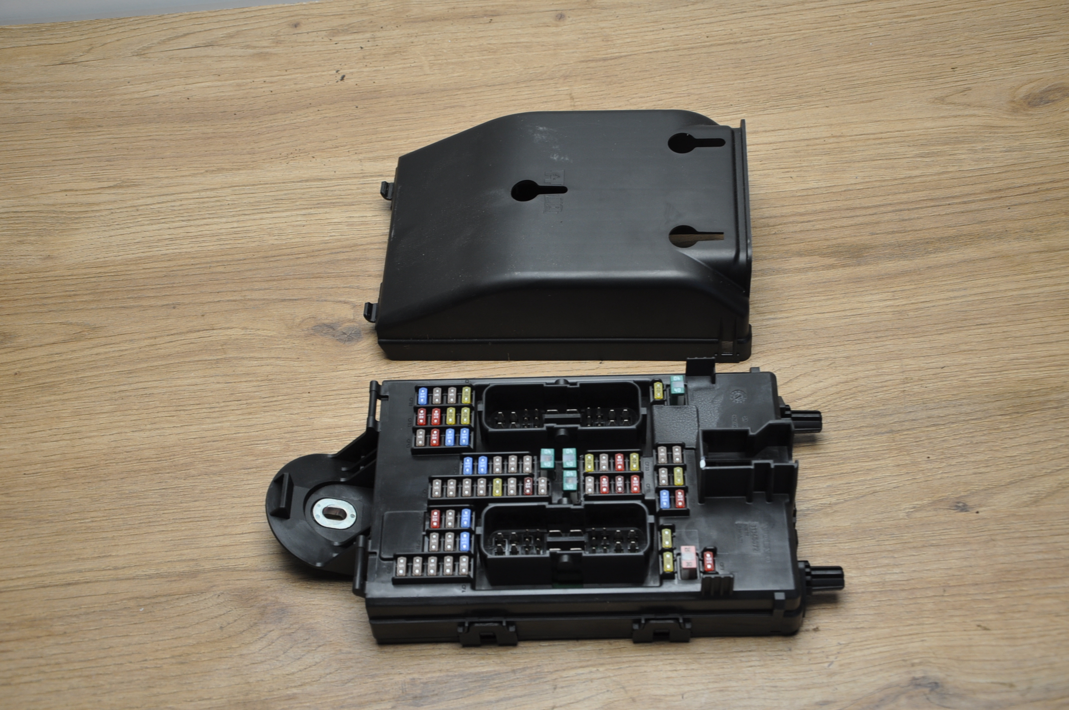 VOLVO S90 2 generation (2016-2023) Fuse box 32209198, 31494567 24903776