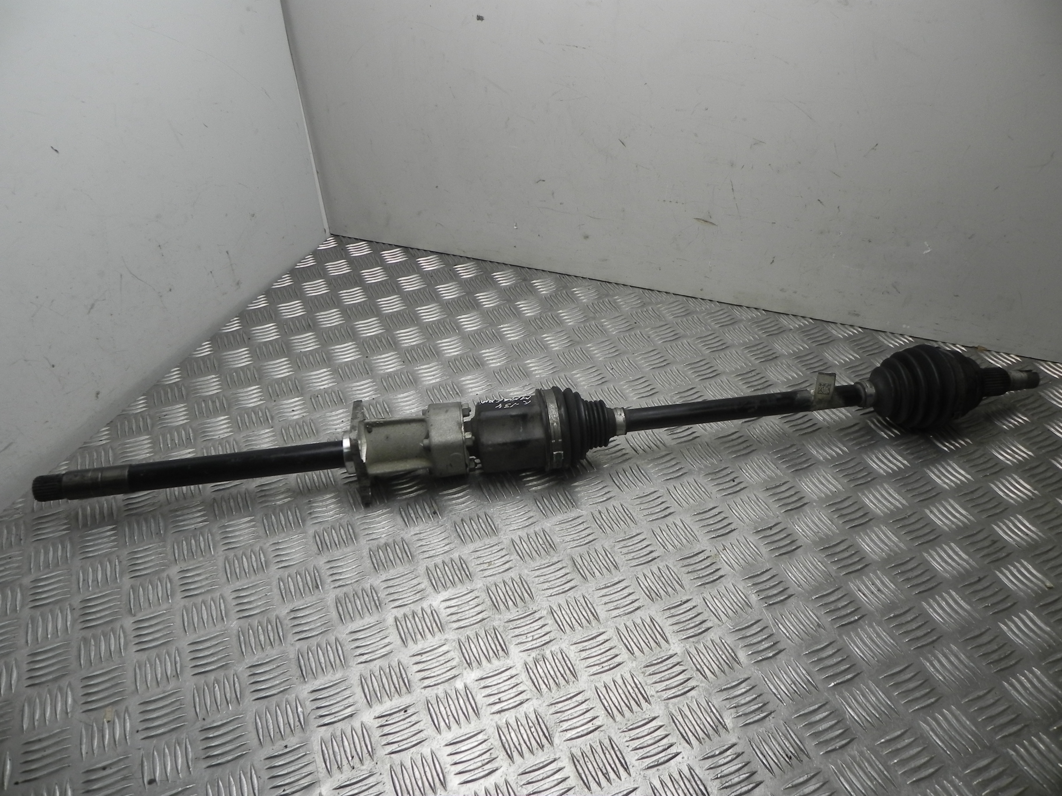 MASERATI Ghibli 3 generation (2013-2024) Front Right Driveshaft 0670007077 23444621