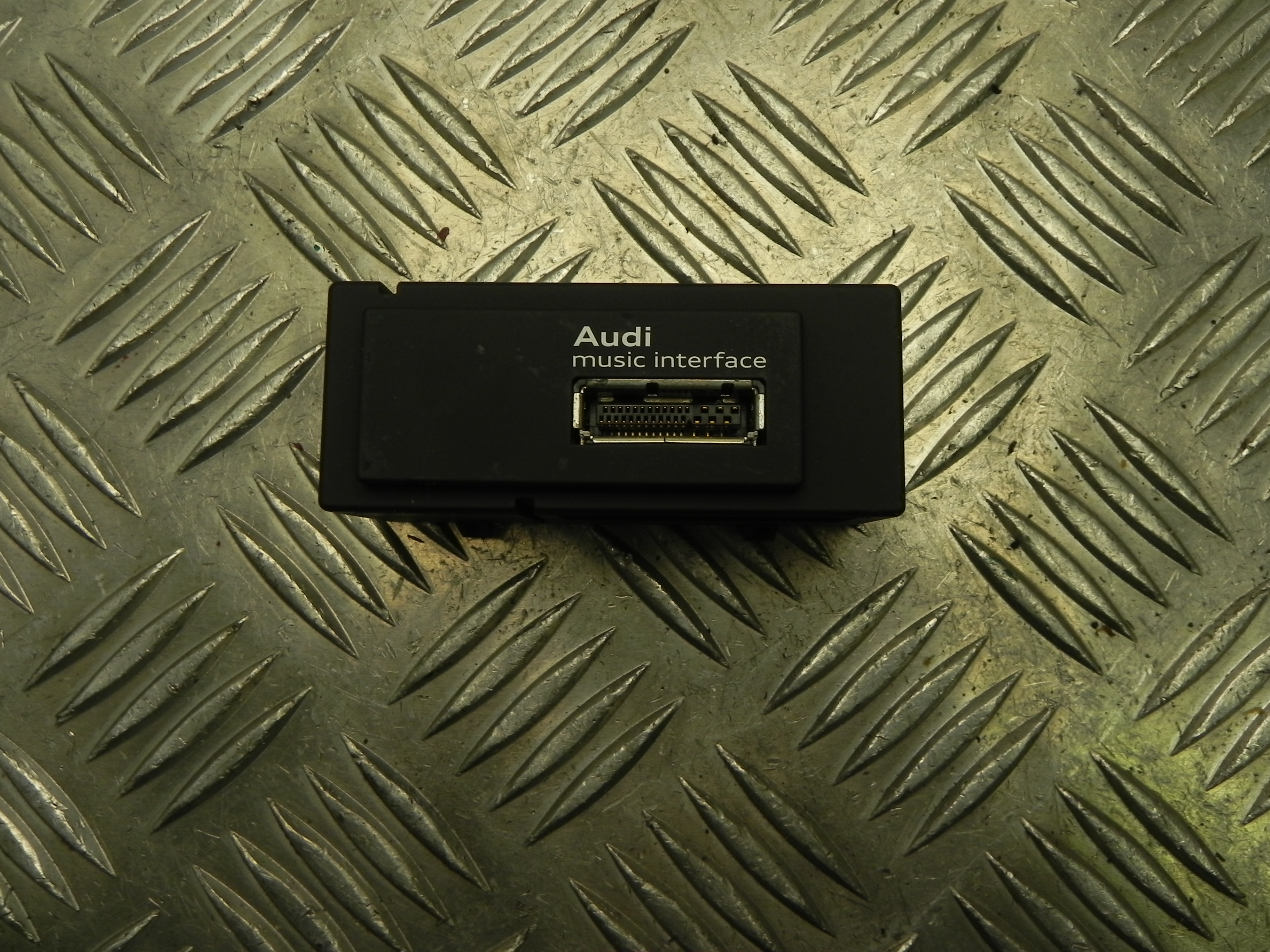 AUDI A3 8V (2012-2020) Muzikos grotuvo papildomos jungtys (AUX/USB) 8V0035736 23426331