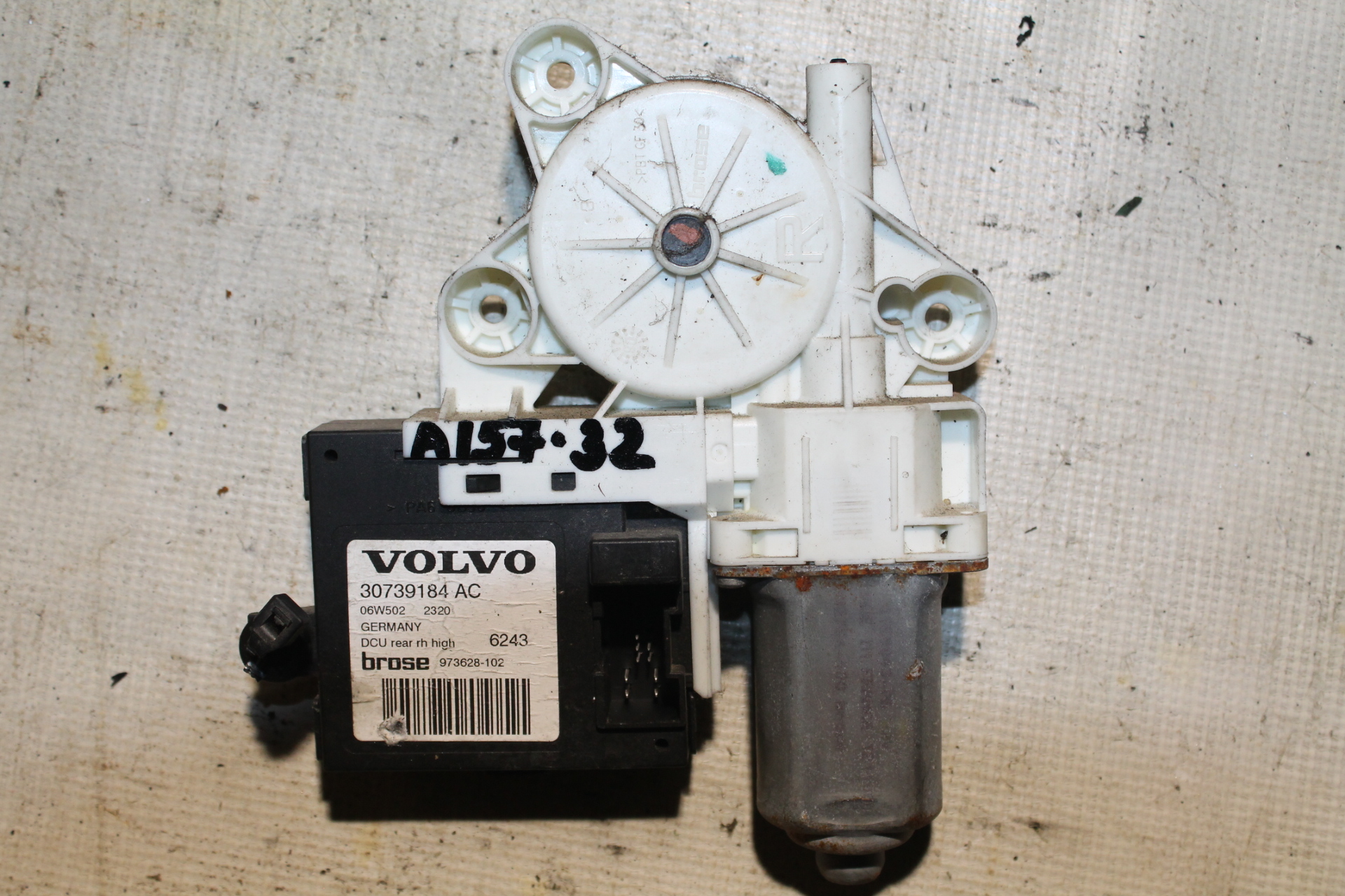 VOLVO V50 1 generation (2003-2012) Aizmugurējo labo durvju loga vadības motorīts 30739184 25073530