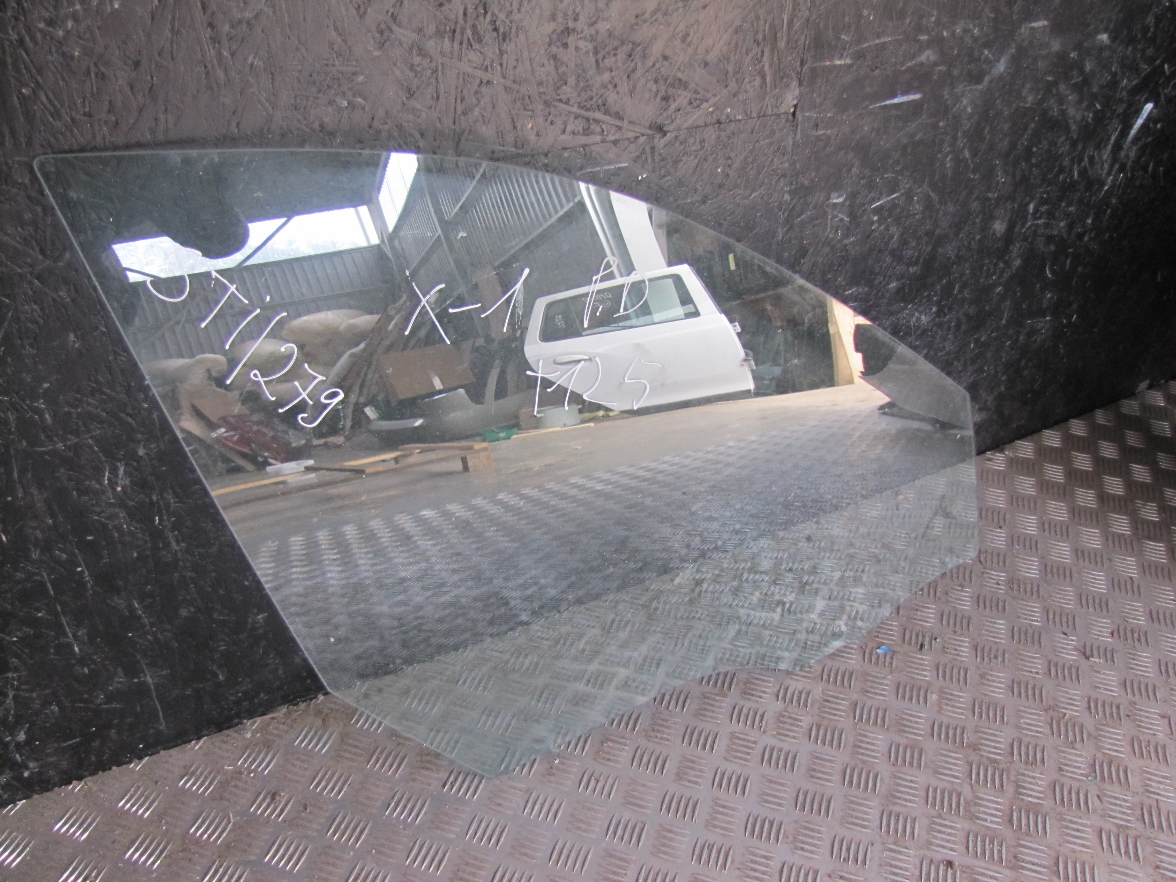 BMW X1 F48/F49 (2015-2023) Priekinių dešinių durų stiklas 23433345