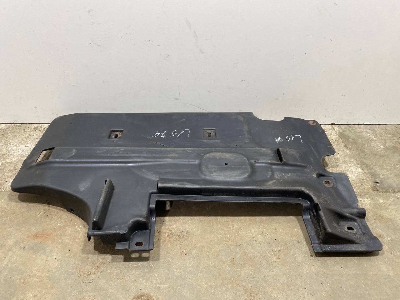 DODGE Challenger 3 generation (2008-2024) Left Side Underbody Cover 101558050, 04780809AG 23488620