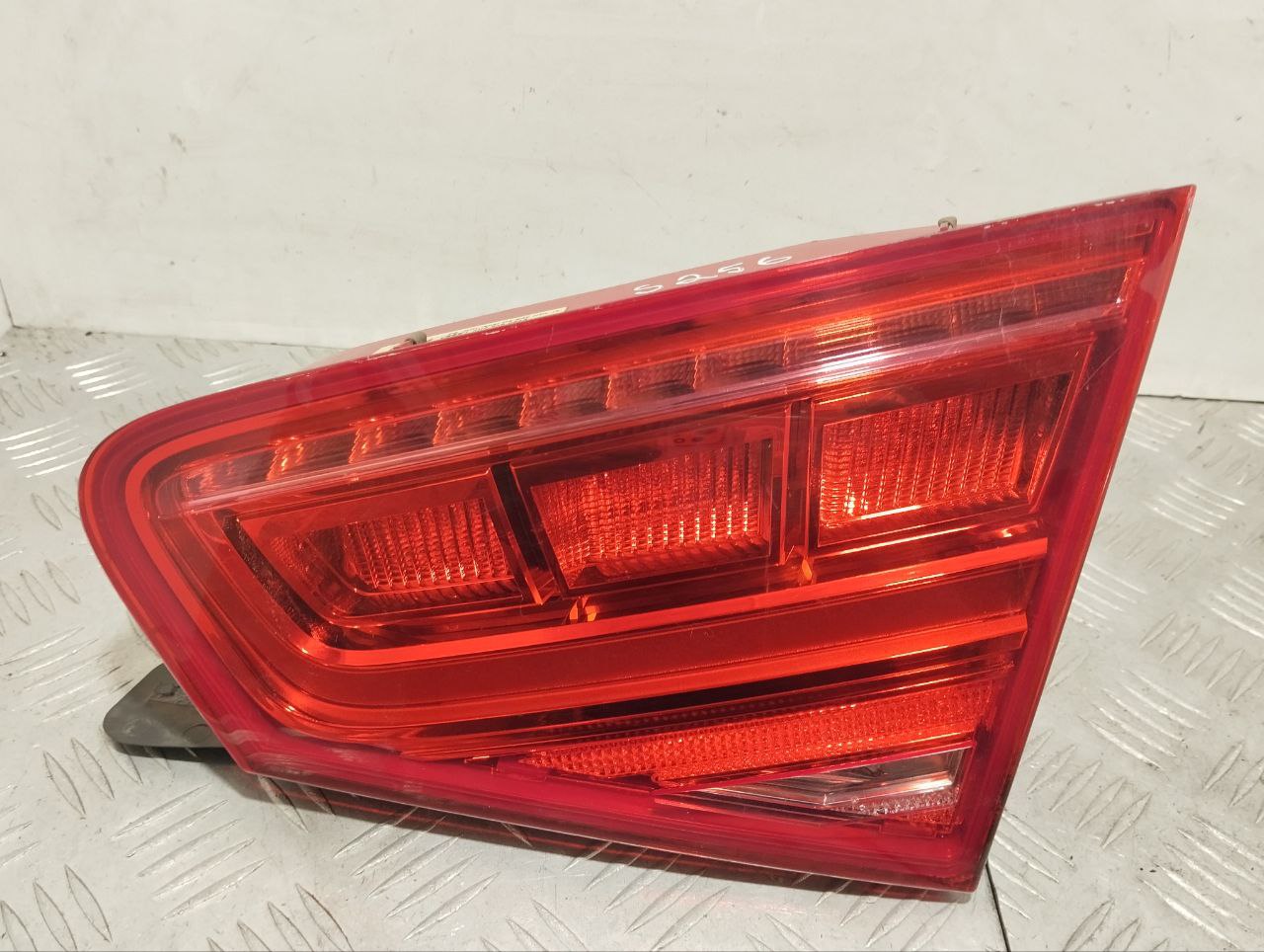 AUDI A8 D4/4H (2010-2018) Rear Right Taillight Lamp 4H0945094A 23785035