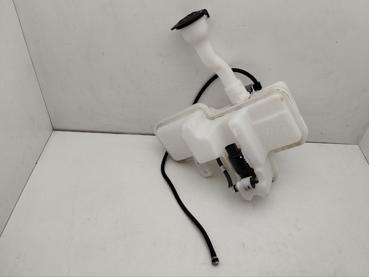 BMW i3 I01 (2013-2024) Window Washer Tank 7304020 25029930