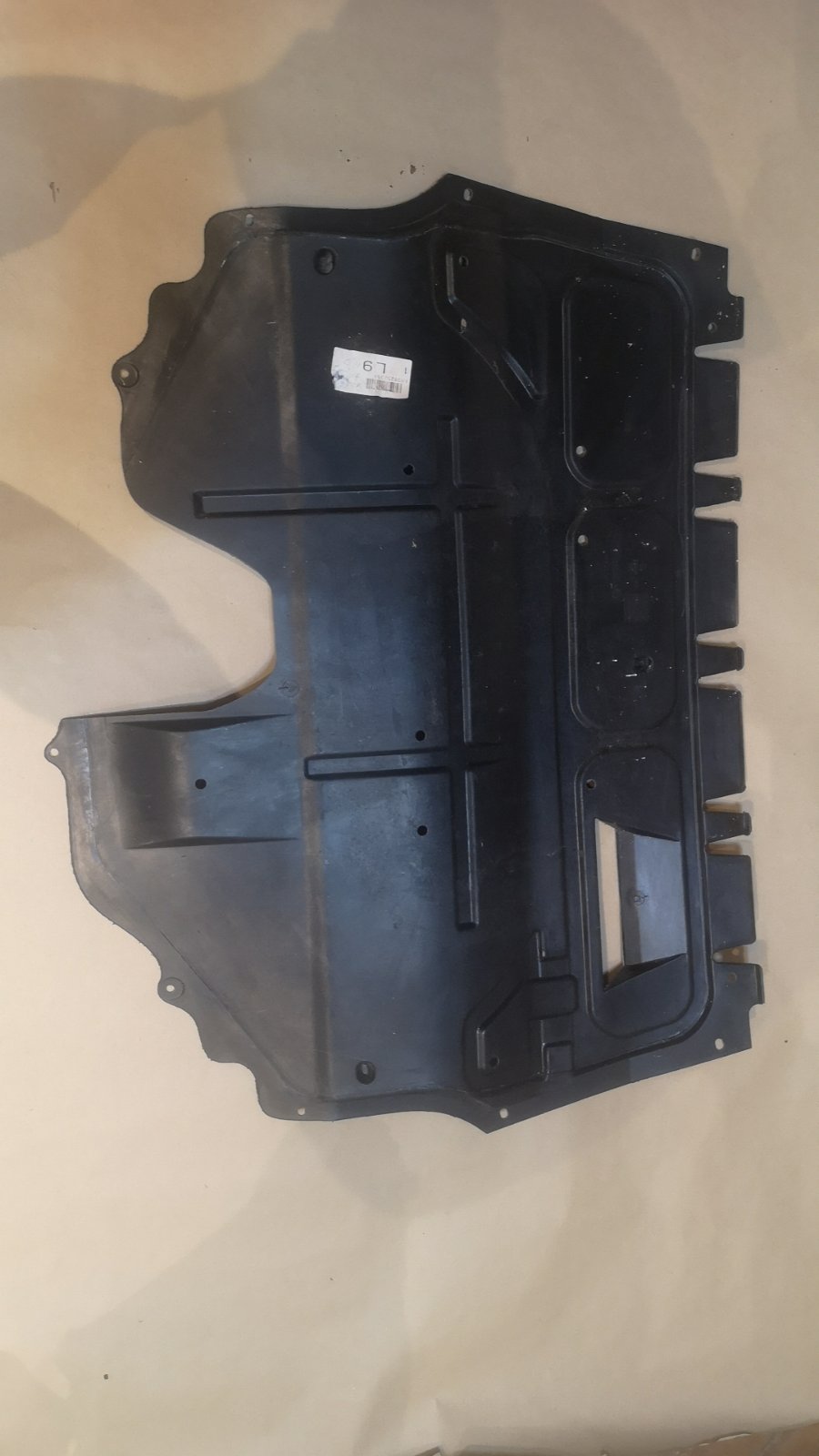 AUDI A1 8X (2010-2020) Kairė dugno apsauga 6r0825235a 23489355